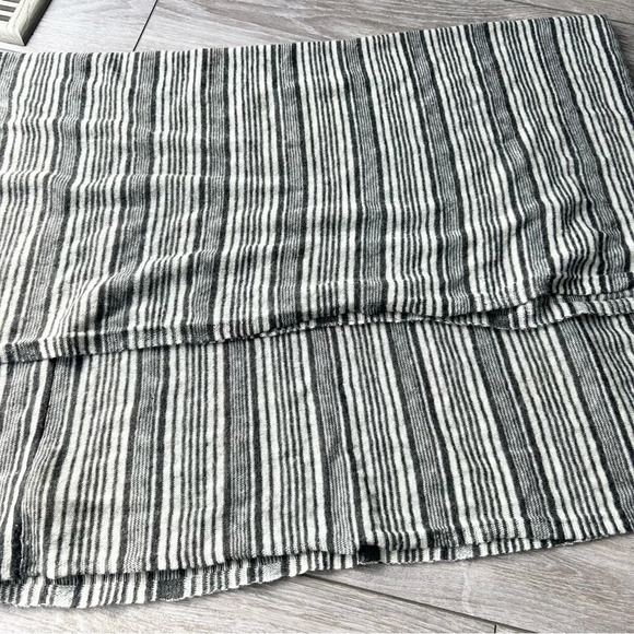 Club Monaco Alpaca Wool Blend Italian Yarn Soft Striped Infinity Scarf - Picture 4 of 9